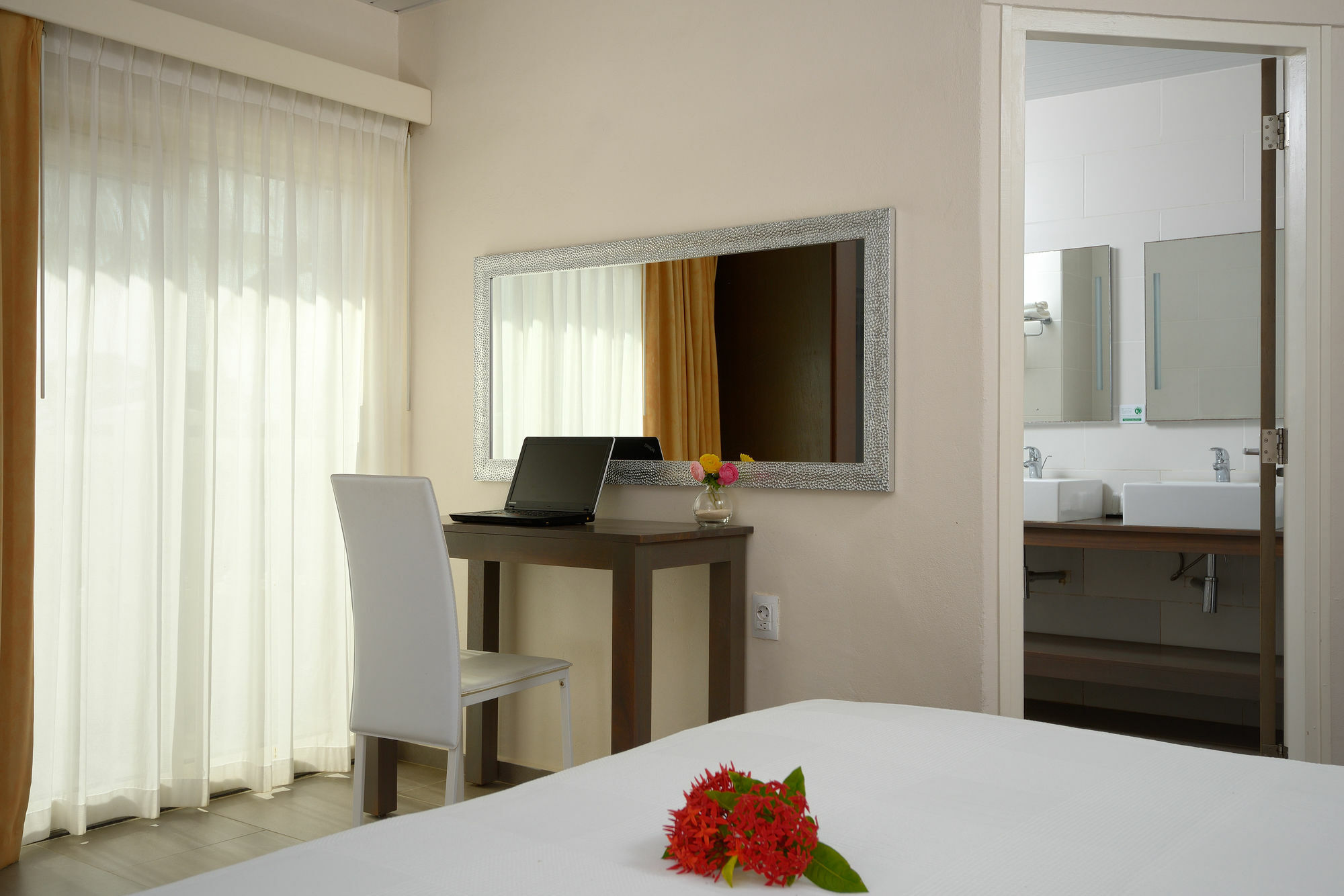Belmar Oceanfront Apartments Bonaire Exteriör bild